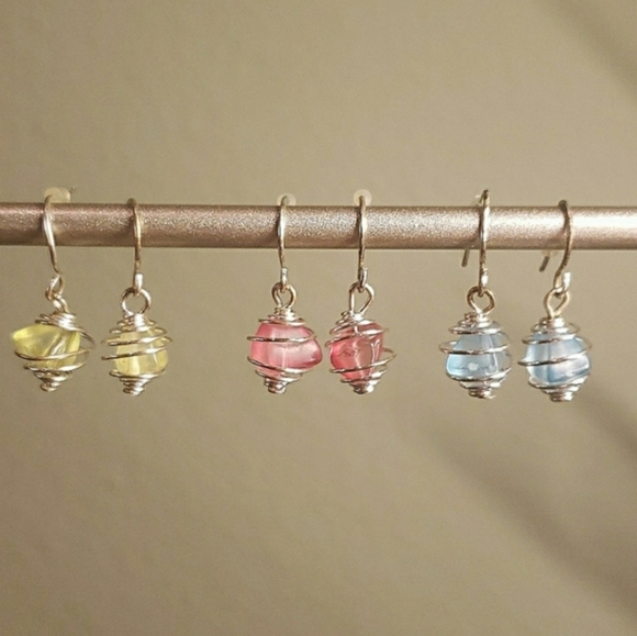 65. 3 Pairs of Drop Earrings - Picture 10 of 10